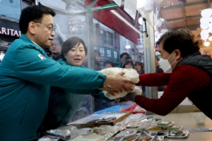 시장 방문, 떡국떡 구입하는 최상목