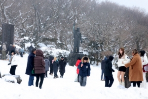 한라산 설경 즐기는 관광객