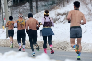 ‘상의 탈의’ 대관령 알몸 마라톤 대회