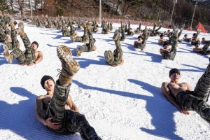 칼바람에도 웃통 벗은 해병대 수색대