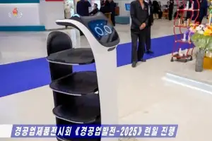 thumbnail - 北 경공업제품전시회장에 서빙로봇 등장