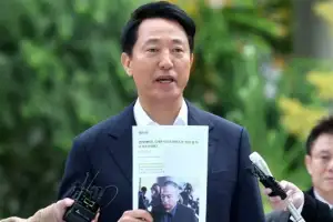 thumbnail - ‘명태균 관련 기사 든’ 오세훈 시장