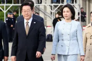 thumbnail - 이 대통령 부부, 4개국 순방 출국