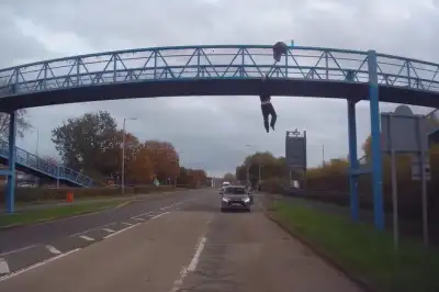 thumbnail - “육교에서 차 위로 ‘쿵’”…도로 지나다 난간 매달린 남성 구한 英 가수