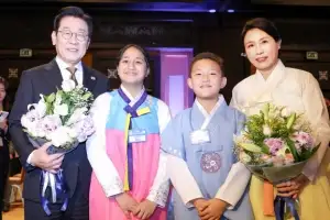 thumbnail - 화동과 기념촬영하는 이재명 대통령 부부