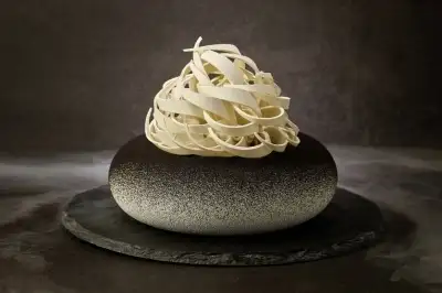 thumbnail - ‘치킨 3만원’엔 난리인데… ‘50만원 케이크’ 없어서 못 판다 “딸기시루 10개 값”