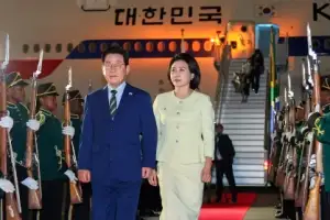 thumbnail - 남아공 도착한 李대통령 부부