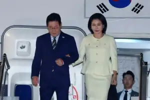 thumbnail - 남아공 도착한 李대통령 부부