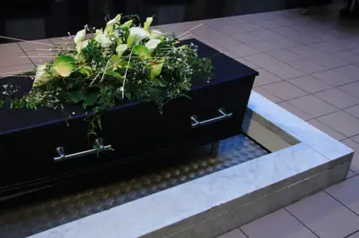 thumbnail - 죽은 줄 알았던 동생…화장 직전 관에서 ‘똑똑’ 발칵 뒤집힌 사연