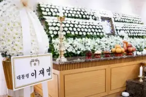 thumbnail - 배우 이순재 빈소에 대통령 근조화환