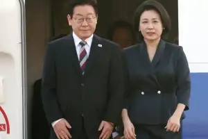 thumbnail - 李대통령·金여사 나란히… 7박 10일 중동·아프리카 순방 마치고 귀국 [포착]