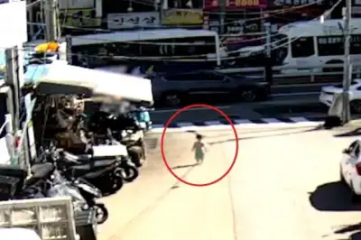 thumbnail - “아가야!” 3살 혼자 맨발로 도로 ‘아장아장’…아찔한 상황, 청년들이 나섰다