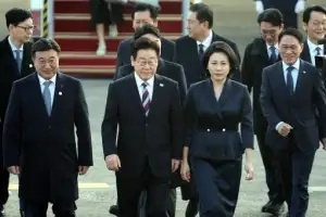 thumbnail - 순방 마치고 귀국한 이 대통령 부부