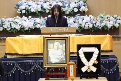 thumbnail - “가장 큰 스승이셨습니다” 후배들 눈물 속 마지막 길 떠난 故이순재 [포착]