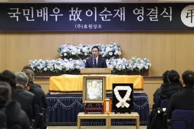 thumbnail - ‘천상 무대’로 떠난 국민 배우 이순재… 91송이 국화로 추모