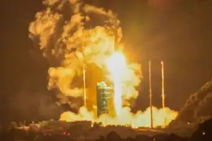 thumbnail - 어둠 뚫고 우주로 향하는 누리호