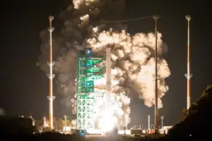 thumbnail - 어둠 뚫고 우주로 향하는 누리호