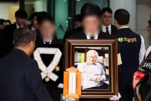 thumbnail - ‘국민배우’ 이순재… 후배들 배웅 속 발인