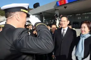 thumbnail - 아들 경례 받는 이재용 회장·홍라희 명예 관장