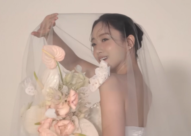 “반짝임이 다르다”…함은정, 결혼 앞두고 6천만원짜리 드레스 공개