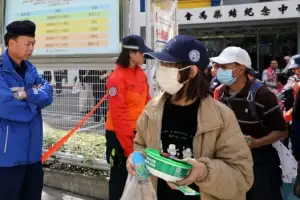 thumbnail - ‘구호품 받는’ 홍콩 화재 피해자들