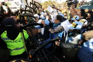 thumbnail - 경찰-제주항공 참사 유가족 충돌 ‘아수라장’