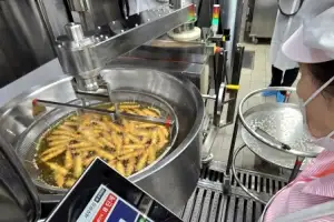 thumbnail - ‘로봇이 튀기고 볶고’