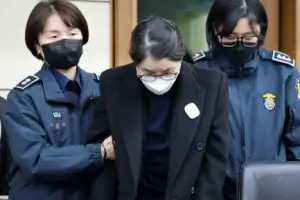 thumbnail - 부축 받으며 결심공판 출석하는 김건희