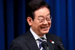 thumbnail - ‘빛의 혁명 1주년, 대국민 특별성명’ 미소 짓는 이재명 대통령