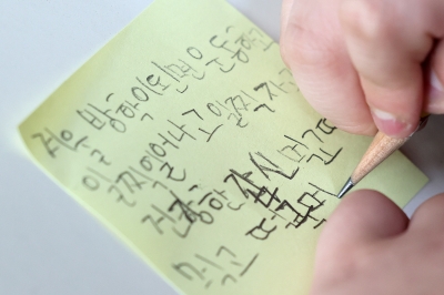 thumbnail - 겨울방학 계획 적는 초등생