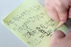 thumbnail - 겨울방학 계획 적는 초등생