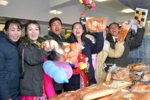 thumbnail - 생산된 ‘빵’ 들어 보이는 北주민들