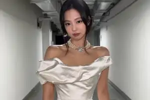 thumbnail - 제니, 눈부신 드레스 자태 ‘압도적 비주얼’