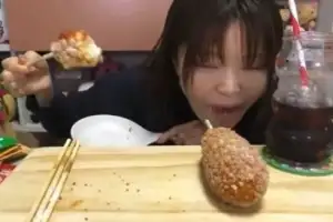 ‘먹뱉’ 딱 걸린 85만 먹방 유튜버…팬들 “배신감”
