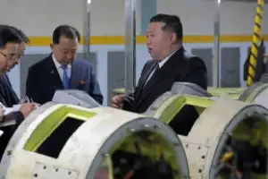 thumbnail - 김정은, 미사일·포탄 생산실태 점검