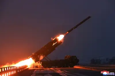 thumbnail - 핵잠 이어 잇단 미사일…‘5대 국방과업’ 완성 과시하는 김정은