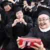thumbnail - 노인대학 학사모 쓴 어르신들