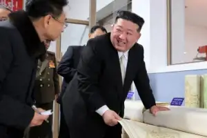 thumbnail - ‘환한 웃음’ 김정은, 은산종이공장 준공식 참석