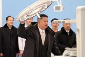 thumbnail - 용강군병원 둘러보는 北 김정은