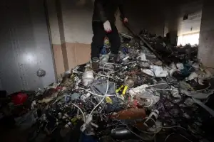 thumbnail - 쓰레기 가득한 아파트 화재 현장