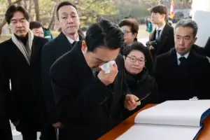 thumbnail - 현충원 참배… 눈물 닦는 장동혁 대표