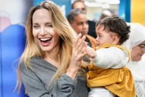 thumbnail - 팔레스타인 소녀 안아주는 안젤리나 졸리