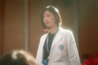 thumbnail - ‘24.9% 신화’ 김지원, 2년 만의 선택은…‘넷플릭스 글로벌 1위’ 감독이었다