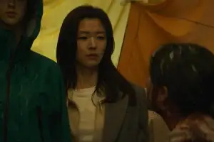 thumbnail - 전지현, 11년만에 스크린 컴백…‘군체’ 예고편 공개에 기대감