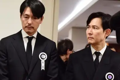 thumbnail - 이정재·정우성, 故 안성기 빈소서 상주 역할…두 아들과  조문객 맞이