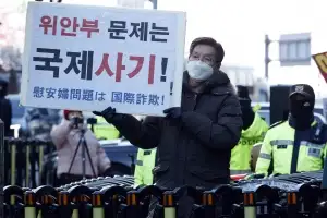 thumbnail - ‘위안부 문제는 국제사기’ 소녀상 철거 시위하는 극우단체