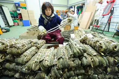 thumbnail - 토종 참옻나무 껍질 벗기기