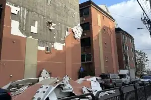 thumbnail - 강풍에… 외벽 마감재 떨어져