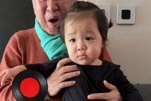 thumbnail - ‘76세에 득남’ 김용건, 아이 안은 모습… 며느리 황보라 “할아버지 타임”