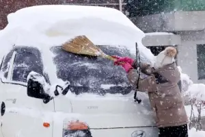 thumbnail - 빗자루도 닿을 수 없게 ‘쌓인 눈’